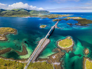 Lofoten, Norwegen &ndash; geschwungene Fredvang‑Br&uuml;cken &uuml;ber t&uuml;rkisblauem Fjord