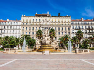 Toulon, Frankreich &ndash; weitr&auml;umiger Platz mit Brunnen und Palmen im Zentrum urbaner Platzarchitektur