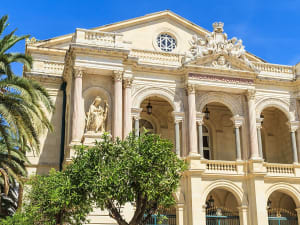Toulon, Frankreich &ndash; klassizistisches Opernhaus mit S&auml;ulenfront und Stufenaufgang im Stadtzentrum