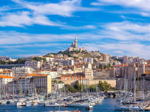 Marseille, Frankreich &ndash; Hafenpanorama mit Altstadt und markanter Wallfahrtskirche