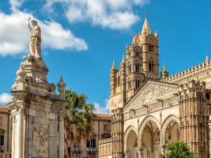 Palermo, Italien &ndash; Historische Hauptfassade und Glockent&uuml;rme der normannischen Kathedrale
