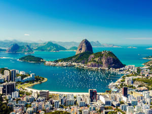 Rio de Janeiro, Brasilien &ndash; Der Zuckerhut ragt &uuml;ber der Bucht, perfekt f&uuml;r Ihre Kreuzfahrt