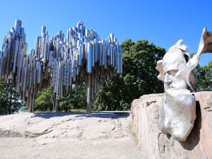 Helsinki, Finnland &ndash; das moderne Sibelius-Denkmal gl&auml;nzt im Park