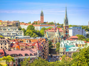 G&ouml;teborg, Schweden &ndash; Blick auf Jugendstilfassaden und die spitze Oscar-Fredrik-Kirche