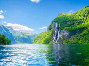 Geirangerfjord, Norwegen &ndash; Die Sieben Schwestern flie&szlig;en &uuml;ber bewaldete Steilw&auml;nde
