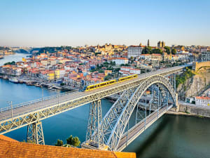 Porto, Portugal &ndash; Dom Lu&iacute;s I f&uuml;hrt elegant &uuml;ber den Fluss zur bunten Altstadt