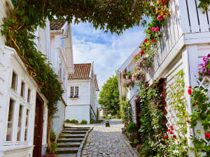 Stavanger, Norwegen &ndash; Kopfsteinpflaster und Blumenpracht im historischen Altstadtviertel