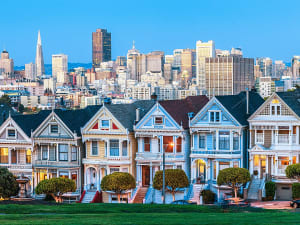 San Francisco, USA &ndash; Die Painted Ladies leuchten vor der abendlichen City-Kulisse