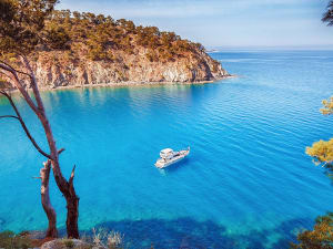 Antalya, T&uuml;rkei &ndash; Ein Boot liegt still im t&uuml;rkisblauen Wasser