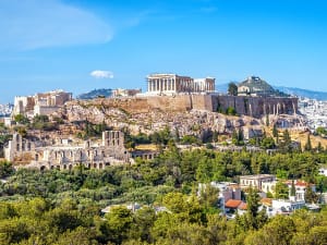 Athen, Griechenland &ndash; Die Akropolis thront &uuml;ber wei&szlig;en D&auml;chern