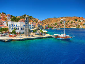 Rhodos, Griechenland &ndash; Lebendiger Inselhafen mit Uhrturm