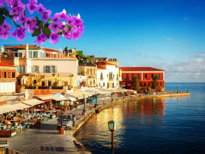 Chania, Griechenland &ndash; bl&uuml;hende Bougainvillea und Hafenpromenade