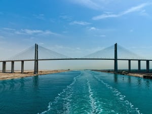 Suezkanal, &Auml;gypten &ndash; Unter der Hochseebr&uuml;cke von El-Qantara hindurch