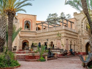 Agadir, Marokko &ndash; Marokkanischer Innenhof mit Ziegelornamenten