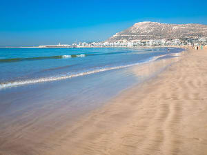 Agadir, Marokko &ndash; Sanfte Wellen am Strand
