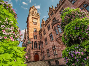 Saarbr&uuml;cken, Deutschland &ndash; Altstadtrathaus mit bunten Blumenb&ouml;gen und gotischen Fenstern