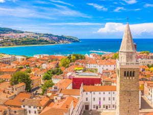 Koper, Slowenien &ndash; Altstadt mit rotem Ziegeldach und Kirchturm vor t&uuml;rkisblauer Adria