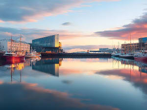 Reykjav&iacute;k, Island &ndash; Boote spiegeln sich im stillen Hafen bei Sonnenuntergang