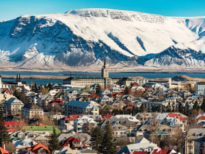 Reykjav&iacute;k, Island &ndash; bunte D&auml;cher vor schneebedecktem Esja-Gebirge