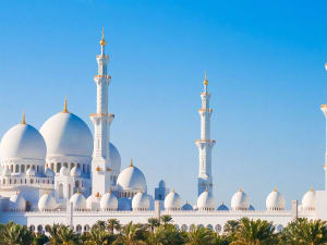 Abu Dhabi, VAE &ndash; strahlend wei&szlig;e Sheikh-Zayed-Moschee unter blauem Himmel