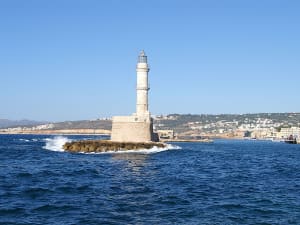 Souda, Griechenland &ndash; historischer Leuchtturm vor wei&szlig;er K&uuml;stenstadt auf Kreta