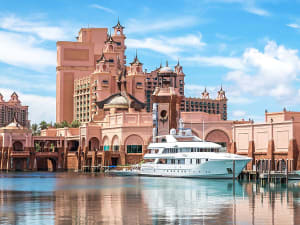 Nassau, Bahamas &ndash; Die rosa T&uuml;rme von Atlantis begr&uuml;&szlig;en Kreuzfahrer am Hafen
