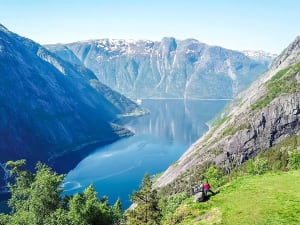 Eidfjord, Norwegen &ndash; traumhaften Blick zwischen den Bergen auf den Fjord genie&szlig;en