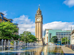 Belfast, Nordirland &ndash; Historischer Albert Clock Tower mit Wasserspielen im Vordergrund