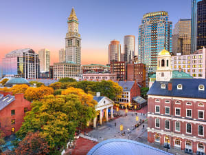 Boston, USA &ndash; Abendstimmung &uuml;ber Faneuil Hall und bunt gef&auml;rbten Baumkronen