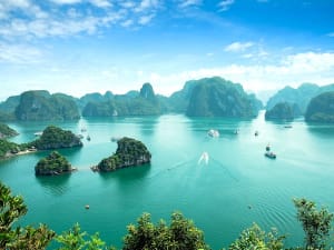 Halong, Vietnam &ndash; Inseln wie Skulpturen ragen aus dem t&uuml;rkisfarbenen Wasser der Bucht