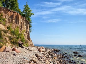 Gdynia, Polen &ndash; Kliff von Orłowo mit gr&uuml;nem Wald und Schiffen auf der Ostsee