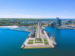 Gdynia, Polen &ndash; Moderne Hafenanlage mit Blick auf Stadt und Bucht