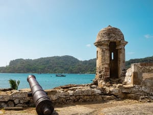 Col&oacute;n, Panama &ndash; Ruinen der K&uuml;stenfestung ragen &uuml;ber t&uuml;rkisblaues Wasser