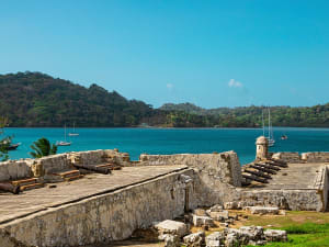 Col&oacute;n, Panama &ndash; Historische Kanonenanlage vor tropischer Kulisse