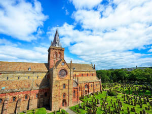 Kirkwall, Schottland &ndash; Rote St.-Magnus-Kathedrale mit markanter Rosette