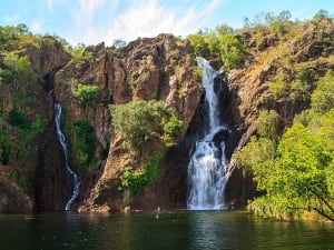 Darwin, Australien &ndash; Tosender Wasserfall f&auml;llt &uuml;ber rote Felsen