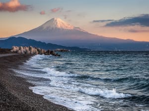 Shimizu, Japan &ndash; K&uuml;stenblick auf den Fuji in warmem Licht der D&auml;mmerung