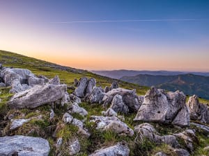 Kochi, Japan &ndash; Felsiger H&ouml;henzug im goldenen Licht &uuml;ber gr&uuml;ner Weidefl&auml;che
