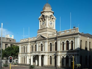 Port Elizabeth, S&uuml;dafrika &ndash; Historisches Rathaus mit Uhrturm und S&auml;ulenfassade am zentralen Platz
