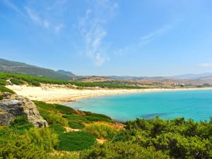 Ensenada, Mexiko - Weite Sandbucht trifft auf t&uuml;rkisfarbenes Meer und gr&uuml;ne H&uuml;gel