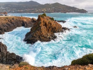 Ensenada, Mexiko - Gischt sch&auml;umt an zerkl&uuml;fteter K&uuml;ste