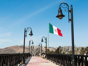 Ensenada, Mexiko - Fu&szlig;g&auml;ngerpromenade mit Laternen