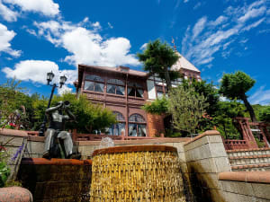 Kobe, Japan &ndash; Historisches Holzhaus mit Garten und Figur am pl&auml;tschernden Brunnen