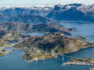 M&aring;l&oslash;y, Norwegen &ndash; Weitblick &uuml;ber Fjorde, Br&uuml;cken und D&ouml;rfer vor schneebedeckten Bergen