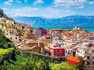 Nafplio, Griechenland &ndash; Bunte Altstadth&auml;user vor leuchtender K&uuml;stenlandschaft