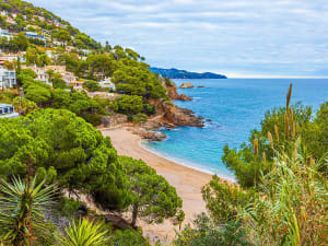 Palam&oacute;s, Spanien - Piniengr&uuml;n trifft auf Felsen und t&uuml;rkisfarbenes K&uuml;stenpanorama