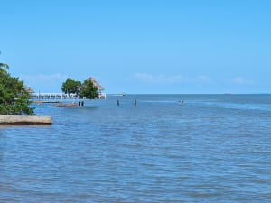 Puerto Quetzal, Guatemala &ndash; H&ouml;lzerner Pier mit Palmdachh&auml;usern &uuml;ber der ruhigen Bucht