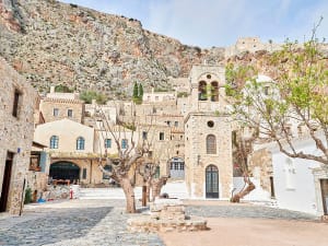 Monemvasia, Griechenland &ndash; Mittelalterlicher Platz mit Glockenturm am Felsmassiv
