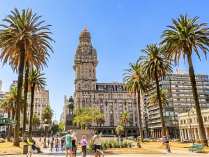 Montevideo, Uruguay &ndash; Palmen und Palacio Salvo pr&auml;gen die Plaza Independencia