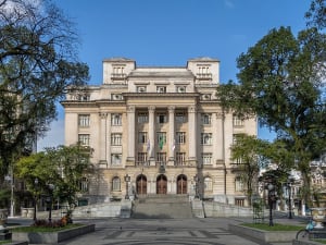Santos, Brasilien &ndash; Majest&auml;tischer Justizpalast mit S&auml;ulenfront am Pra&ccedil;a da Matriz